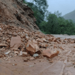पिथौरागढ़ में बारिश का कहर, एक दर्जन सड़कें बंद, स्कूल पहुंच गए बच्चे, तब पता चला आज छुट्टी है
