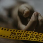 बेटे ने पड़ोसी को बताया मां सुबह से उठी नहीं है, पति बेरहमी से हत्या कर हुआ फरार, तलाश जारी
