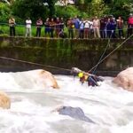 नहाने समय मजदूर उफनते नदी के तेज बहाव में बहकर टापू पर फंसा, SDRF ने किया रेस्क्यू