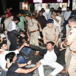 DAV छात्रसंघ चुनाव से पहले SSP कैंप कार्यालय पर हंगामा, बंटू के खिलाफ NBW पर भड़के NSUI-कांग्रेस कार्यकर्ता